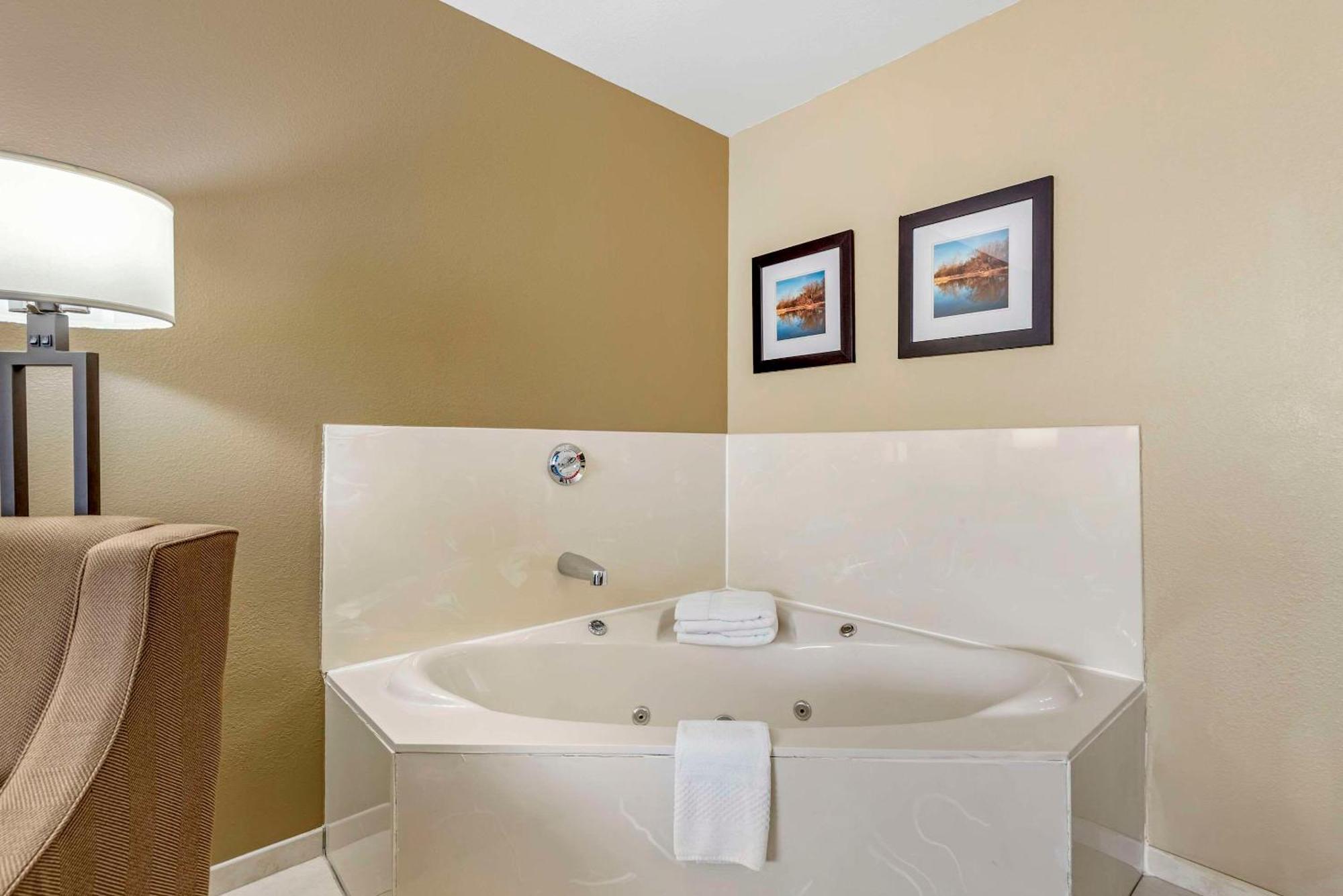 Comfort Inn & Suites East Moline Near I-80 エクステリア 写真